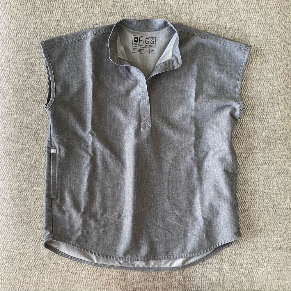 Figs Women's Short Sleeve Medical Top in Heather Gray